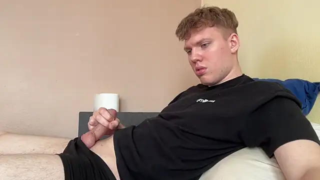 Snapshot of sexybooii6968 chatting on February 12, 1:28 pm sexybooii6968 online show from February 12, 1:28 pm