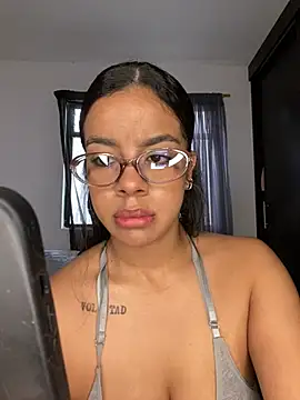 Snapshot of trianawhite chatting on February 17, 2:46 pm trianawhite online show from February 17, 2:46 pm