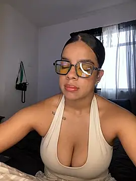 Snapshot of trianawhite chatting on March 12, 3:18 pm trianawhite online show from March 12, 3:18 pm