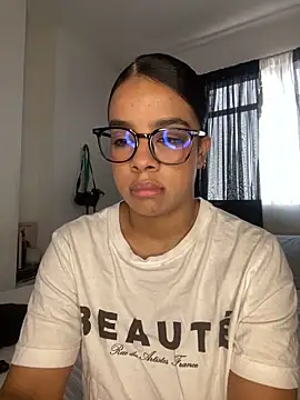 Snapshot of trianawhite chatting on March 25, 4:57 pm trianawhite online show from March 25, 4:57 pm