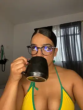 Snapshot of trianawhite chatting on March 27, 3:23 pm trianawhite online show from March 27, 3:23 pm