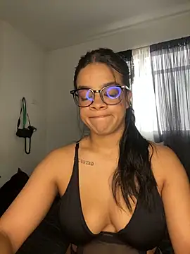 Snapshot of trianawhite chatting on April 7, 3:45 pm trianawhite online show from April 7, 3:45 pm