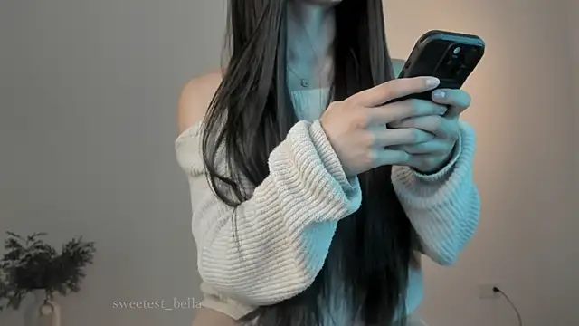 Snapshot of sweetest_bella chatting on March 15, 1:30 am sweetest bella online show from March 15, 1:30 am