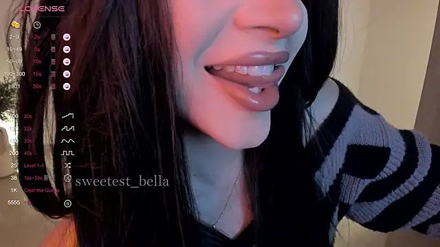 Snapshot of sweetest_bella chatting on October 11, 11:03 pm sweetest bella online show from October 11, 11:03 pm
