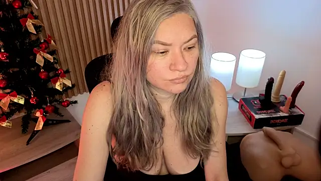 MarianL0ve online show from December 20, 10:55 am