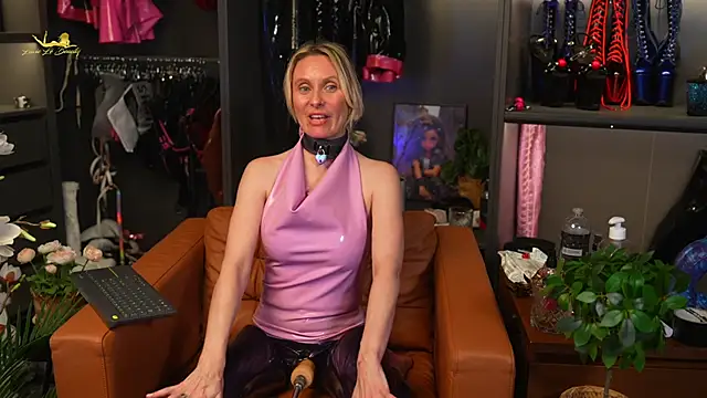Snapshot of lacie_le_beauty chatting on December 26, 8:11 pm lacie le beauty online show from December 26, 8:11 pm
