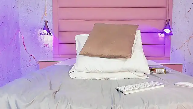 Scarleett 22 online show from January 18, 12:46 am