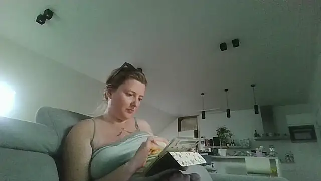 LiquidLeonie online show from May 3, 6:52 am