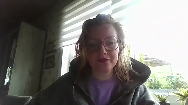 LiquidLeonie online show from May 8, 5:35 am