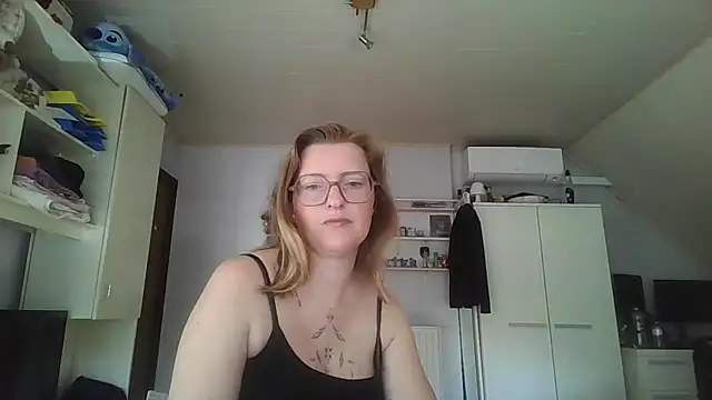 LiquidLeonie online show from May 26, 6:20 am