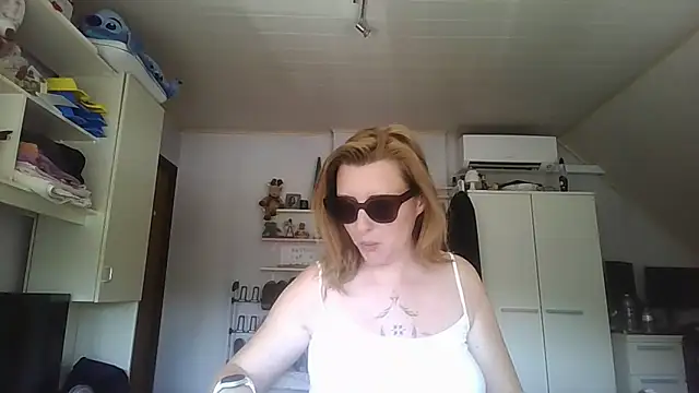 LiquidLeonie online show from May 28, 9:50 am
