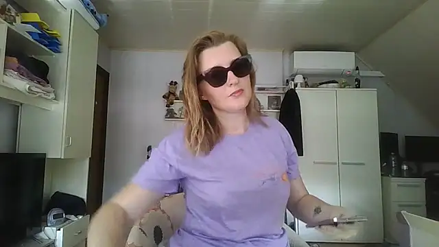 LiquidLeonie online show from May 29, 7:50 am
