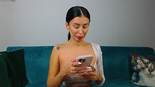 SaraDaisy online show from October 11, 5:00 pm