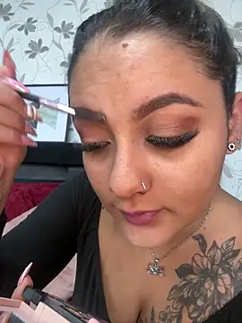 Snapshot of Emiily_W chatting on December 16, 9:25 am Emiily W online show from December 16, 9:25 am