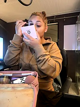 Snapshot of Emiily_W chatting on January 7, 10:18 am Emiily W online show from January 7, 10:18 am