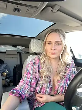 Snapshot of Bondgirl_013 chatting on December 14, 8:34 am Bondgirl 013 online show from December 14, 8:34 am