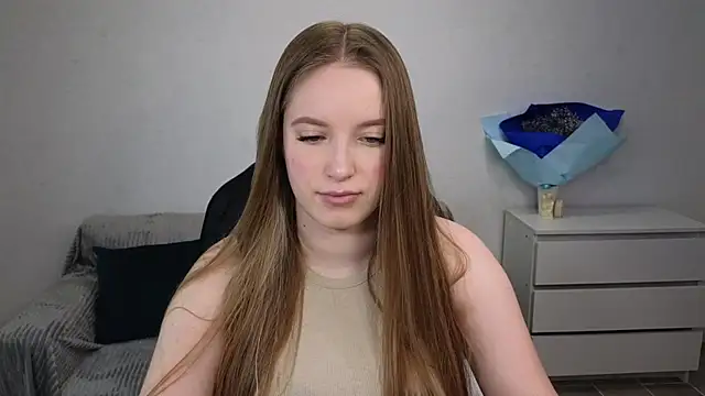EvaMaddison online show from December 17, 5:18 am