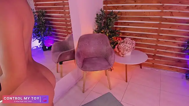 Snapshot of _MeganRain chatting on November 7, 8:14 am MeganRain online show from November 7, 8:14 am