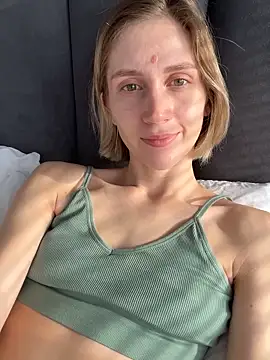 Snapshot of Feral_berry_8133 chatting on February 18, 6:26 am Feral berry 8133 online show from February 18, 6:26 am