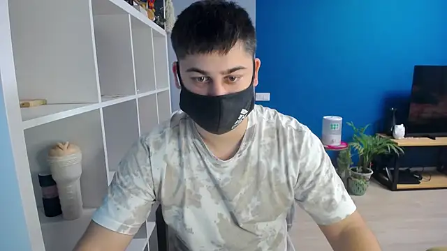 Snapshot of Tomguys chatting on February 13, 2:42 pm Tomguys online show from February 13, 2:42 pm