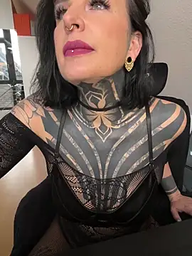 Snapshot of InkedBiitch chatting on February 5, 7:24 am InkedBiitch online show from February 5, 7:24 am