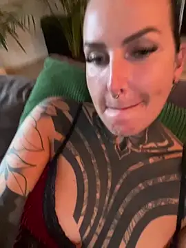 Snapshot of InkedBiitch chatting on May 7, 4:51 am InkedBiitch online show from May 7, 4:51 am