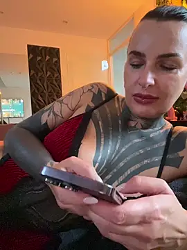Snapshot of InkedBiitch chatting on May 11, 4:51 am InkedBiitch online show from May 11, 4:51 am