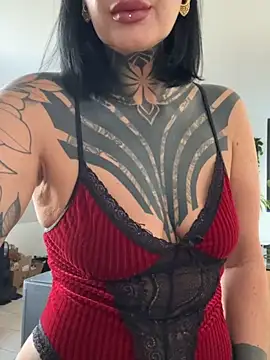 Snapshot of InkedBiitch chatting on May 13, 4:43 am InkedBiitch online show from May 13, 4:43 am