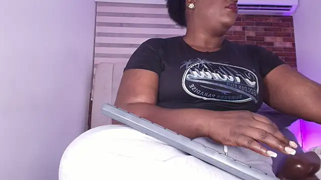  ebony-queen  online show from March 26, 3:01 am