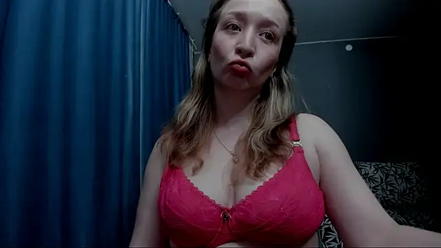 Snapshot of Eva_Rikchter chatting on May 3, 8:48 pm Eva Rikchter online show from May 3, 8:48 pm