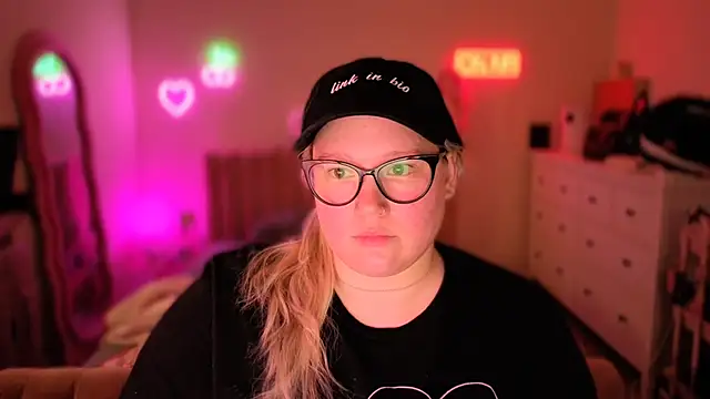 PiggyRose online show from October 18, 12:02 am