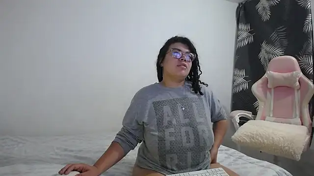 mabigomez00 online show from October 9, 9:40 am