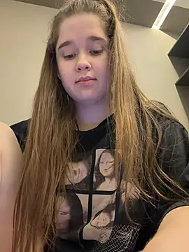 Snapshot of HornyGirlH chatting on July 7, 12:35 am HornyGirlH online show from July 7, 12:35 am