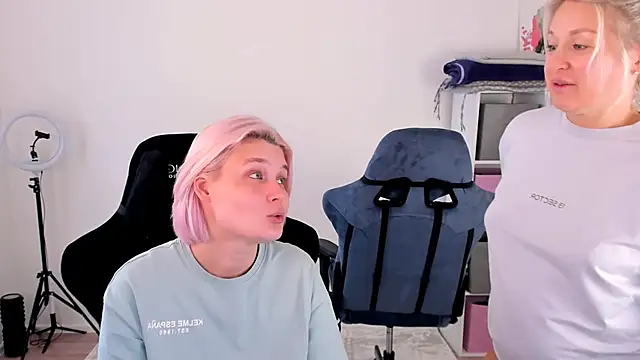 hotblonds online show from October 12, 10:58 am