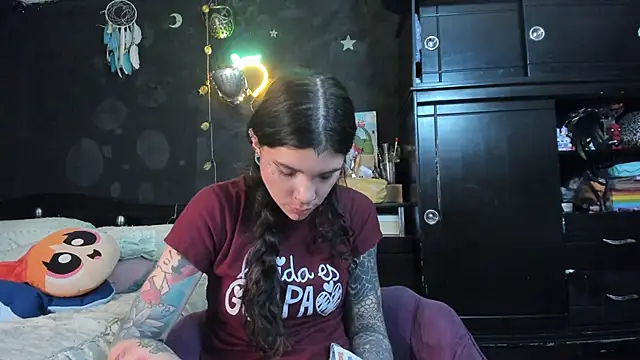 Snapshot of Lilmarieee chatting on November 18, 10:47 pm Lilmarieee online show from November 18, 10:47 pm