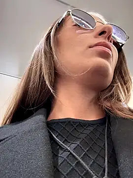 Snapshot of YOUR-KARINA chatting on December 6, 8:26 am YOUR-KARINA online show from December 6, 8:26 am