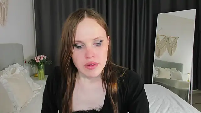 Snapshot of EffieMinki chatting on May 3, 8:59 pm EffieMinki online show from May 3, 8:59 pm