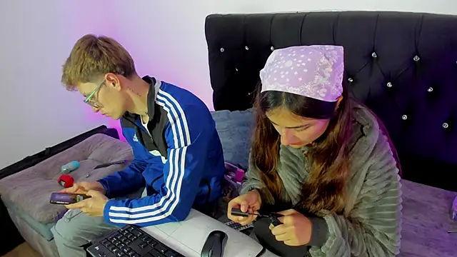 Snapshot of A_sexy_couple__ chatting on November 13, 9:25 pm A sexy couple online show from November 13, 9:25 pm