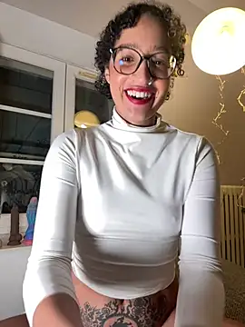 Snapshot of Lauyako chatting on February 6, 7:29 pm Lauyako online show from February 6, 7:29 pm