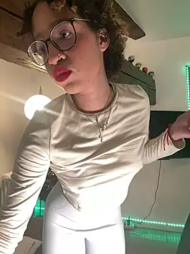 Snapshot of Lauyako chatting on February 27, 12:10 am Lauyako online show from February 27, 12:10 am