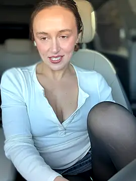 Snapshot of lunagirl13 chatting on October 31, 5:03 pm lunagirl13 online show from October 31, 5:03 pm