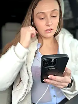 Snapshot of lunagirl13 chatting on December 5, 6:26 pm lunagirl13 online show from December 5, 6:26 pm