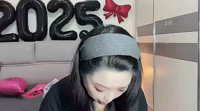 Snapshot of kk_lele chatting on January 4, 8:17 am kk lele online show from January 4, 8:17 am