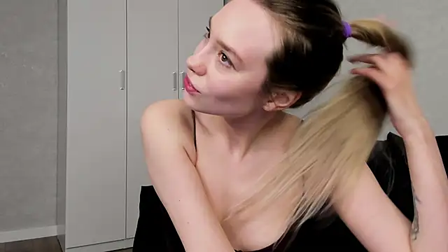 Snapshot of mary_shiota chatting on October 29, 10:17 am mary shiota online show from October 29, 10:17 am