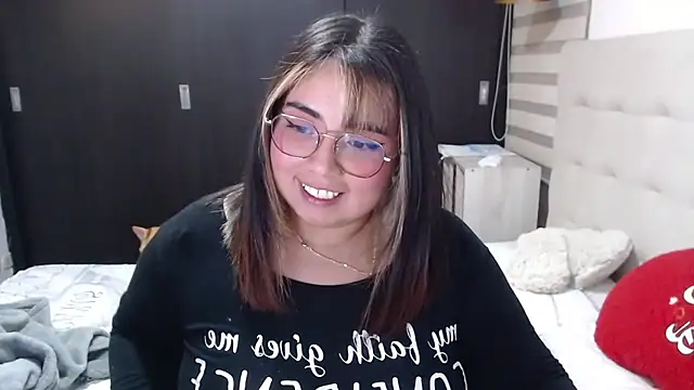 Snapshot of yini_angel chatting on June 22, 4:20 am yini angel online show from June 22, 4:20 am