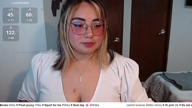 Snapshot of yini_angel chatting on June 23, 3:15 am yini angel online show from June 23, 3:15 am