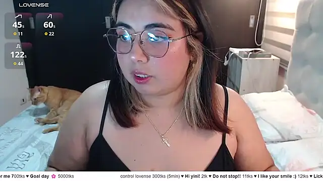 Snapshot of yini_angel chatting on June 25, 3:06 am yini angel online show from June 25, 3:06 am
