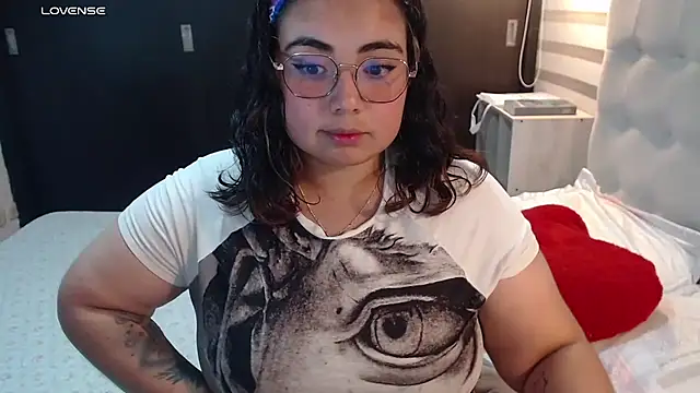 Snapshot of yini_angel chatting on June 26, 4:06 am yini angel online show from June 26, 4:06 am