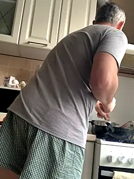 Snapshot of GHsveter chatting on December 18, 12:00 pm GHsveter online show from December 18, 12:00 pm