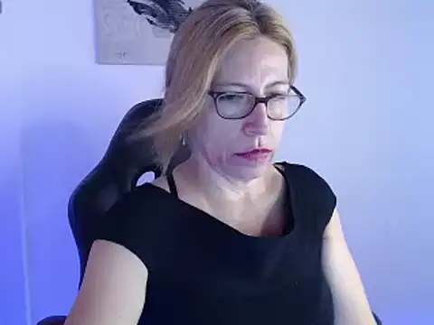 Snapshot of Chayla_Ruiz chatting on December 10, 4:17 pm Chayla Ruiz online show from December 10, 4:17 pm